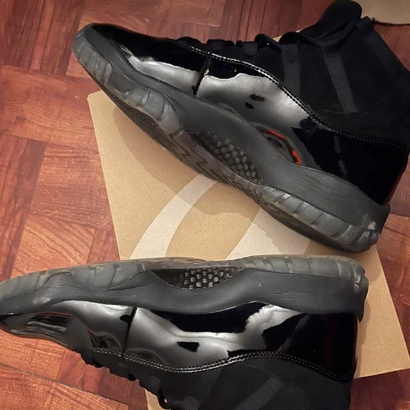 Black Cap and Gown Jordan 11 - Picture 4 of 4